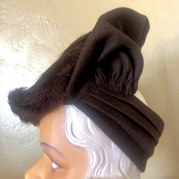 ONE-OF-A-KIND 1940s\' BROWN FELT TILT HAT +LARGE BOW &  FEATHER TRIM main image 13